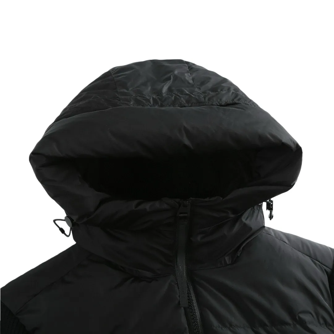 P910 [Exclusive supply] Canada Goose woolen sleeve hooded down jacket (black) The fabric is made of 90 national standard high-quality white duck down, selected high-fill velvet, weighing 170g, light and warm, with excellent temperature locking performance and good resilience. The fabric is made of high-quality protective nylon fabric, which not only enhances the wear resistance of the surface, but also takes into account wind resistance, ensuring excellent performance in various harsh weather conditions. Three-dimensional quilting technology and precise thread reinforcement prevent lint from being drilled and ensure that the fluffy and resilient elasticity lasts like new. The 7-needle medium-thick knitted structure uses thicker yarns to weave woolen fabrics with obvious thickness and weight. The texture is clearly visible and has a rough, retro texture. It has a good skeleton feel and is relatively stiff, and can maintain the silhouette of the clothing for a long time. It also provides more layers of still air to lock in heat. There is the brand's exclusive LOGO on the woolen sleeve arms, which is not obvious in the photo. Size:S-M-L-XL